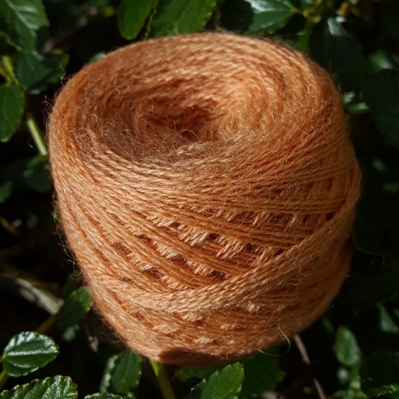 Fil de laine teinté avec du chêne et de la garance, orangé brun, fabriqué en france