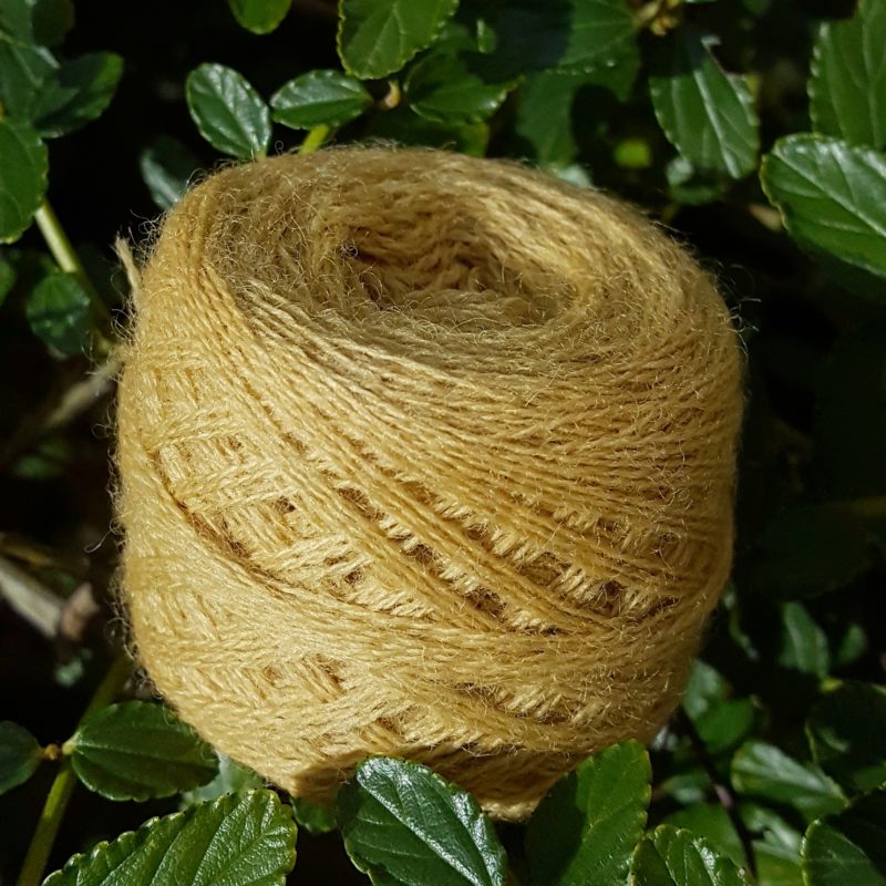Fil de laine teinté avec du chêne et de la gaude, jaune brun, fabriqué en france