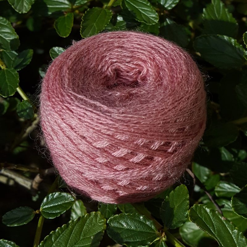 Fil de laine teinté avec du chêne et de la cochenille, rouge brun, fabriqué en france