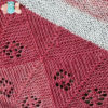 Châle en laine de forme triangulaire avec un assemblages de carrés contenant de petits motif, coloris gradient de grenat à écru, détails, fabriqué en france