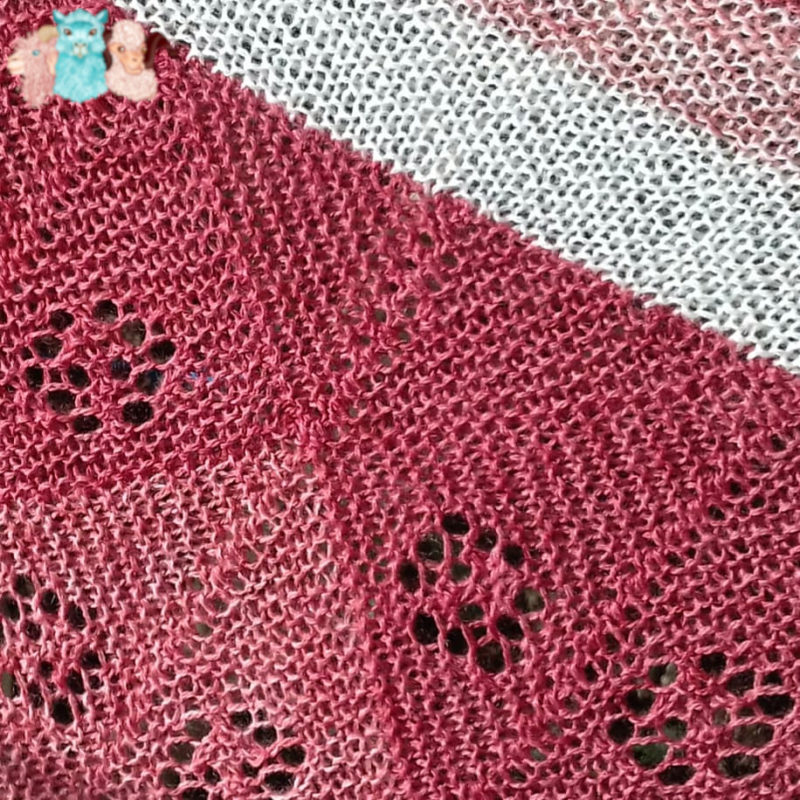 Châle en laine de forme triangulaire avec un assemblages de carrés contenant de petits motif, coloris gradient de grenat à écru, détails, fabriqué en france