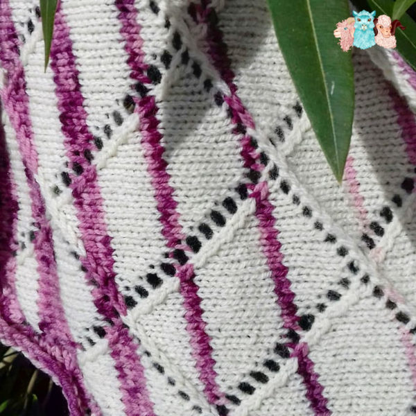 Châle Etole Prune triangulaire en laine mérinos en dégradé de violet, détail, fabriqué en france, merino
