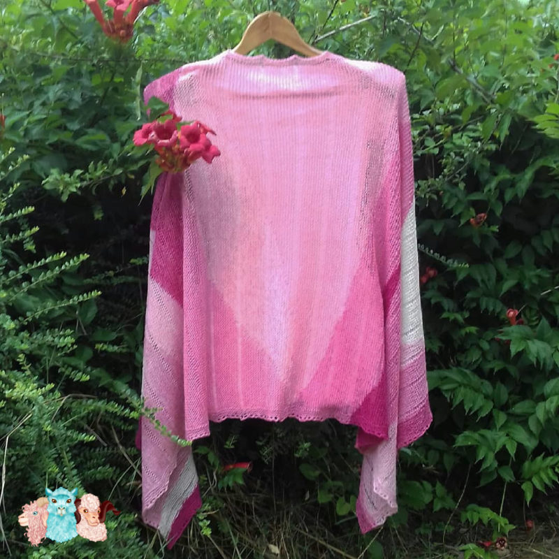 Etole-camaïeu-dos-rouge-rose-écru-les couleurs de la bonnieure Etole en laine de la forma d'un grande écharpe en camaïeu de rouge, vue de dos, fabriquée en france