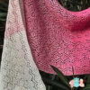 Echarpe ou étole, zigzag, en laine aux motifs inspirés de la dentelle shetland, coloris du rouge à l'écru, détails, fabriqué en france