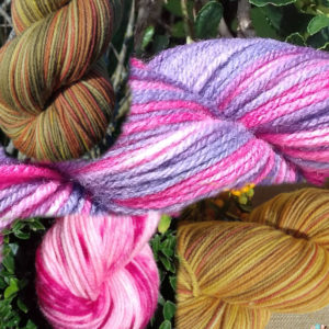 Plusieurs écheveaux de laine mérinos teintée en jaune, brun, rouge, rose, vert foncé, fabriqué en France, merino