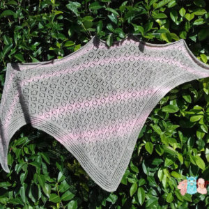 Châle en laine de forme triangulaire avec des petits losanges en motifs, coloris gris et rose, fabriqué en france