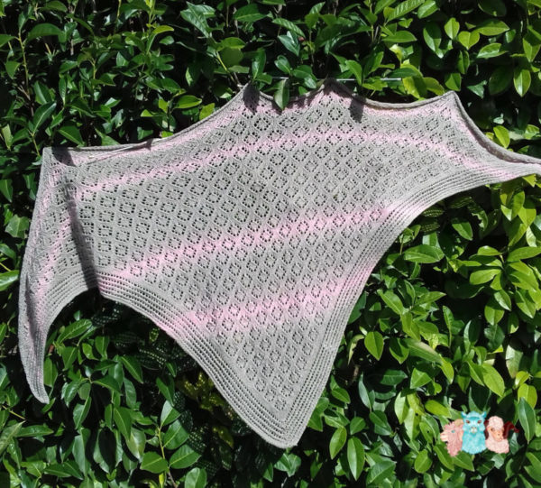 Châle en laine de forme triangulaire avec des petits losanges en motifs, coloris gris et rose, fabriqué en france