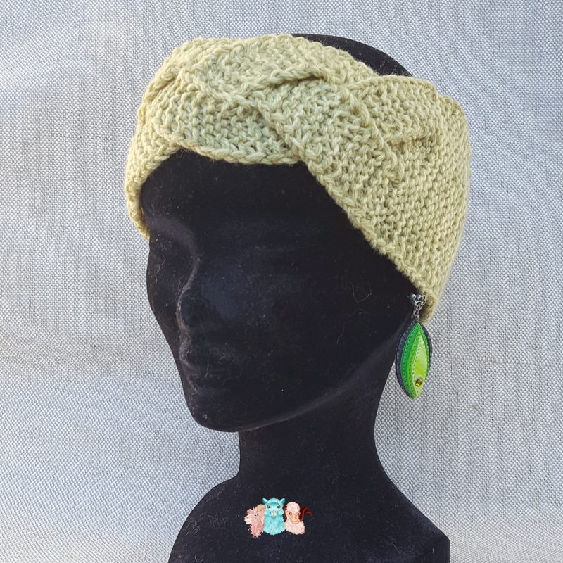 Bandeau cheveux femme en laine mérinos vert pastel avec une tresse vue de face, fabriqué en france, merino, cache oreille