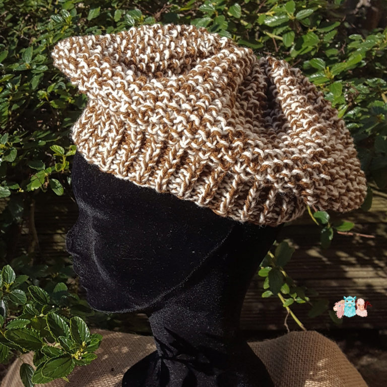 Bonnet en laine mérinos vue de côté, forme béret, de couleur marron et écru, fabriqué en france, merino