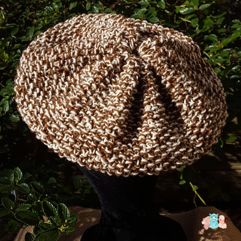 Bonnet-Béret-mérinos-marron-écru-tricot-couleurs-bonnieure Bonnet en laine mérinos vue de dessus, forme béret, de couleur marron et écru, fabriqué en france, merino