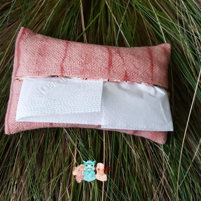 Etui mouchoir papier en toile de coton en orangé, avec mouchoir, vue de dessus, fabriqué en france