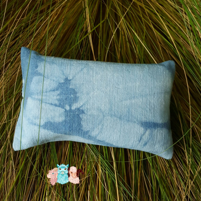 Etui mouchoir papier en toile de coton en bleu indigo, avec mouchoir, vue de dessous, fabriqué en france