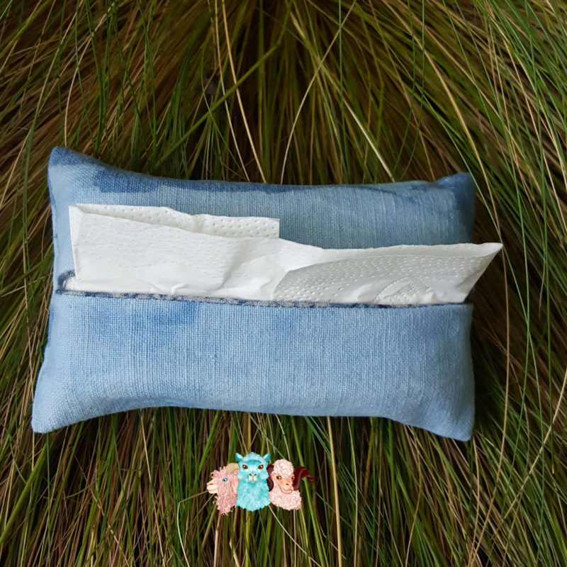 Etui mouchoir papier en toile de coton en bleu indigo, avec mouchoir, vue de dessus, fabriqué en france