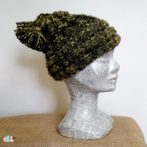 Bonnet avec pompons tricoté main avec de la laine filée main contient de l'alpaga, vue de cöté