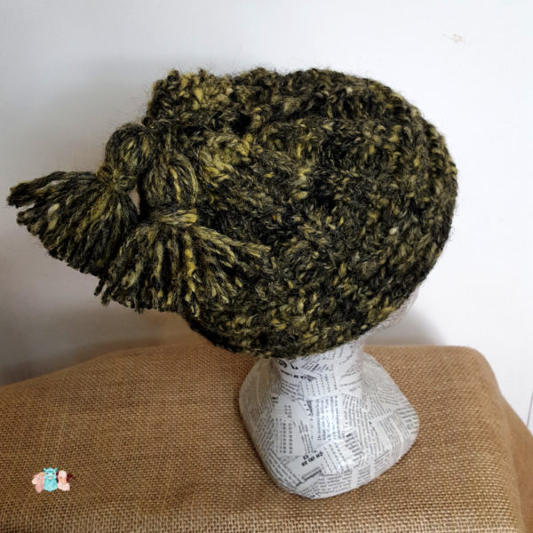 Bonnet avec pompons tricoté main avec de la laine filée main contient de l'alpaga, vue de dessus