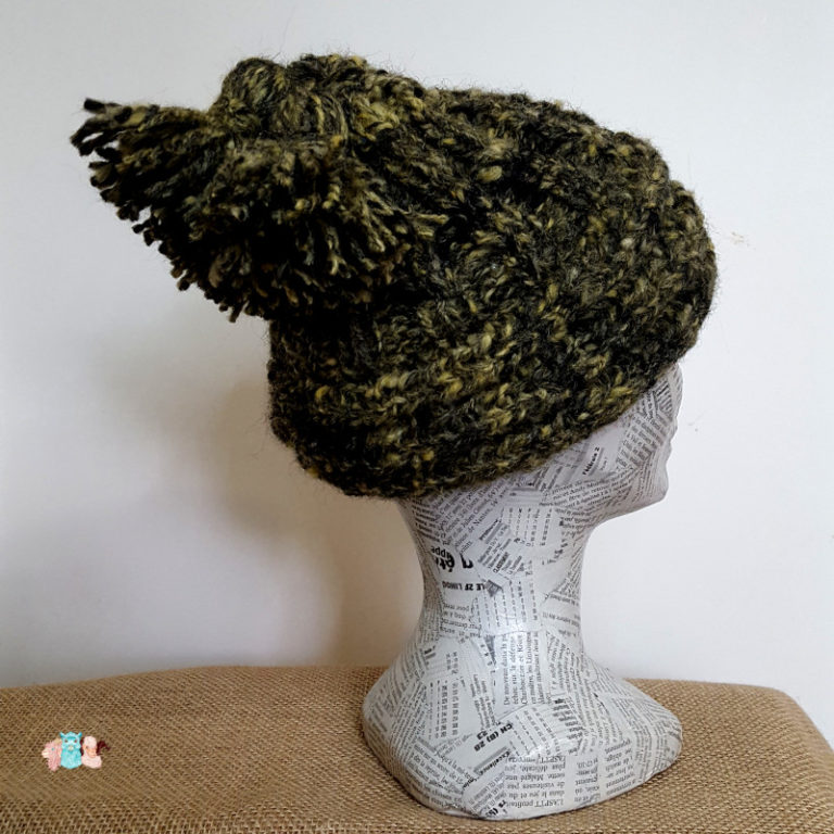 Bonnet avec pompons tricoté main avec de la laine filée main contient de l'alpaga, vue de dos