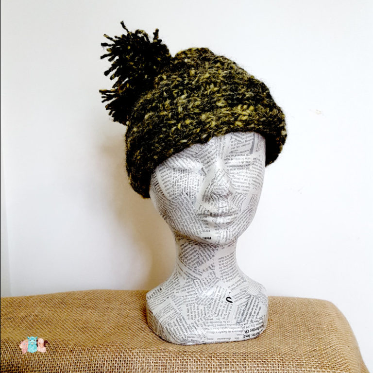 Bonnet avec pompons tricoté main avec de la laine filée main contient de l'alpaga, vue de face