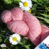 Gros plan sur un écheveau de laine d'alpaga teinté en rose, fabriquée en france