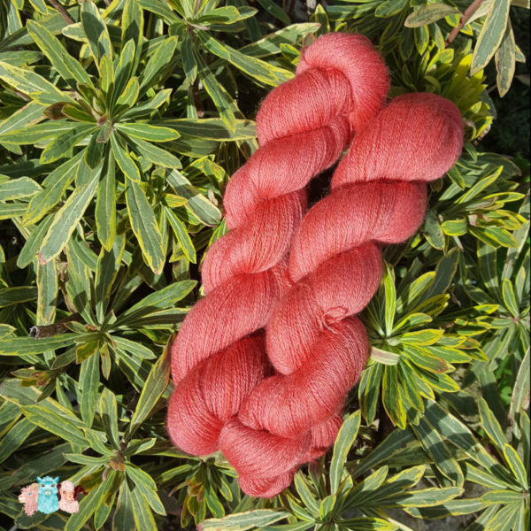 Echeveau laine fine dentelle de coloris rouge fraise pour tricot shetland fabriqué en france