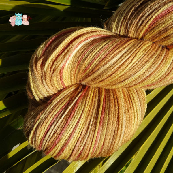 Gros plan de Laine Mérinos Multicolore Peinte aux couleurs de l'été indien nuances du brun rouge, merino, fabriquée en france