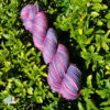 Laine Mérinos Multicolore en écheveau de coloris violet et rose rouge, merino, fabriquée en france