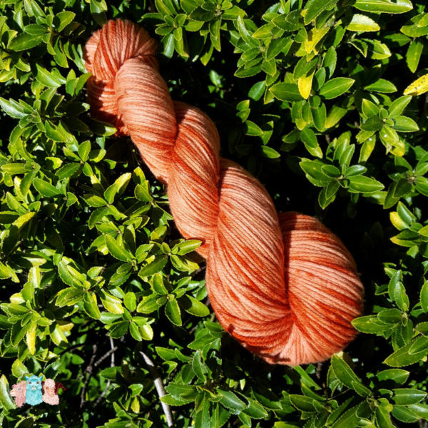 Laine Mérinos Multicolore en écheveau de coloris orangés, merino, fabriquée en france