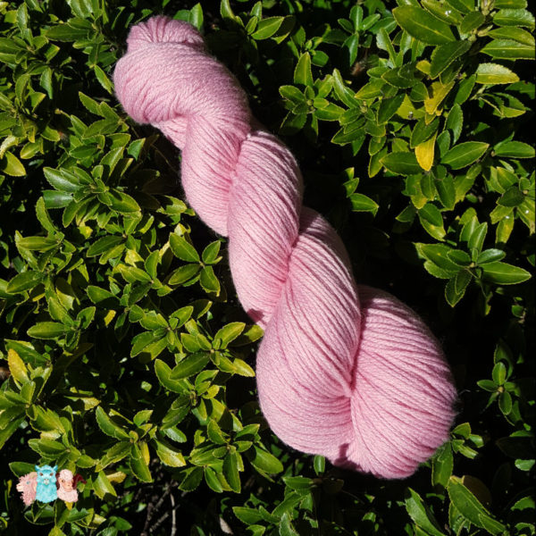 Laine Mérinos Unie en écheveau de coloris rose, merino, boutique de laine fabriquée en france