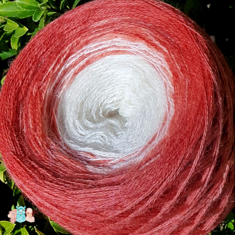 Gros plan pelote de laine en cake de dégradé de coloris gradient grenat écru, Fabriquée en france