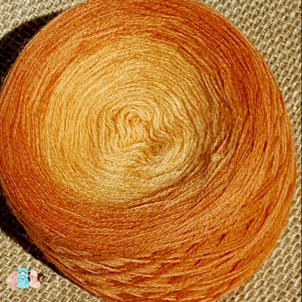 Gros plan de pelote de laine en cake de dégradé de coloris gradient orange, Fabriquée en france