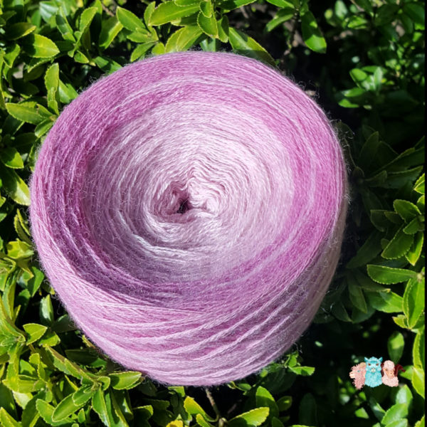Gros plan Pelote de laine en cake de dégradé de coloris gradient violet, Fabriquée en france