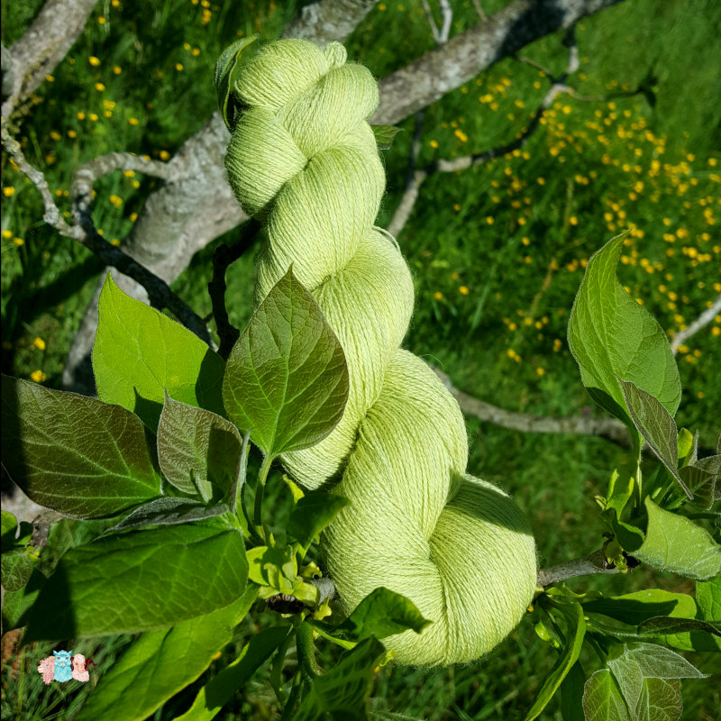 Echeveau laine fine dentelle de coloris vert anis pour tricot shetland fabriqué en france