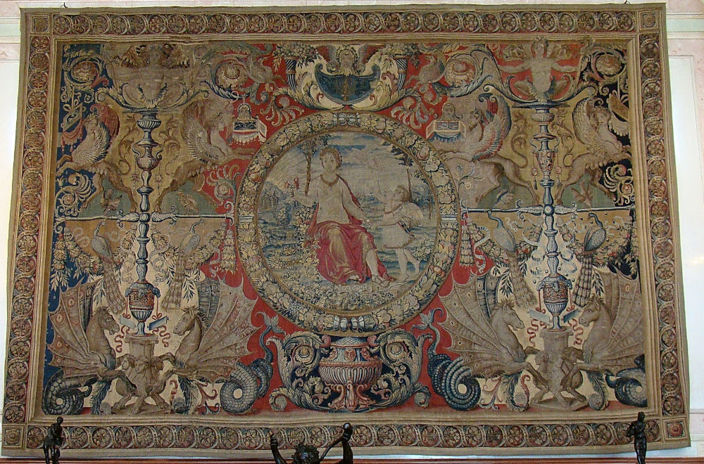 photo d'une tapisserie d'intérieur dans un château.