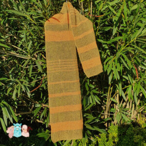 Echarpe en laine mérinos teintés avec des couleurs naturelles en vert et orange pièce unique tricotée main fabriquée en france