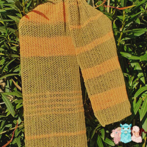 Gros plan écharpe en laine mérinos teintés avec des couleurs naturelles en vert et orange pièce unique tricotée main fabriquée en france