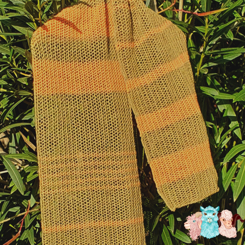 Gros plan écharpe en laine mérinos teintés avec des couleurs naturelles en vert et orange pièce unique tricotée main fabriquée en france