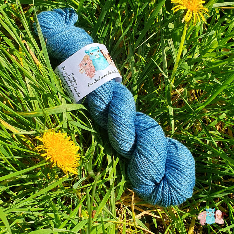 Echeveau laine Mérinos Soie en écheveau de coloris bleu, merino, fabriquée en france