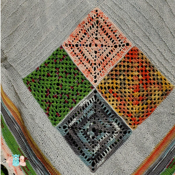 Carrés centraux du châle 4 saisons, triangulaire, en laine alpaga mérinos mohair et soie de couleur écrue vert gris jaune et orangé. Fabrication artisanale en france.