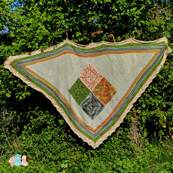 Châle 4 Saisons, triangulaire, en laine alpaga mérinos mohair et soie de couleur écrue vert gris jaune et orangé. Fabrication artisanale en france.