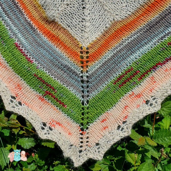 Pointe châle 4 saisons, triangulaire, en laine alpaga mérinos mohair et soie de couleur écrue vert gris jaune et orangé. Fabrication artisanale en france.