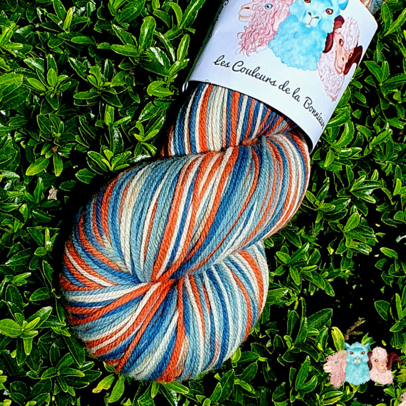 Laine Mérinos Multicolore Peinte détails d'un écheveau aux couleurs d'une aube bleue, blanche et orangée, merino, laine artisanale fabriquée en france