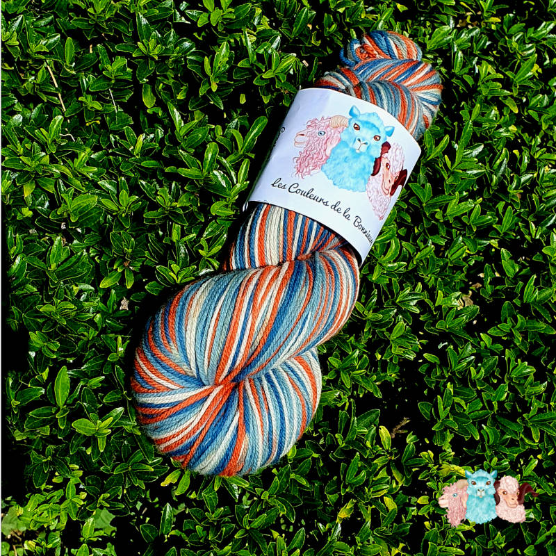 Laine Mérinos Multicolore Peinte écheveau aux couleurs d'une aube bleue, blanche et orangée, merino, laine artisanale fabriquée en france