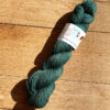 Echeveau de laine artisanale fine de coloris vert canard, teinture naturelle, fabriqué en france, couleurs bonnieure