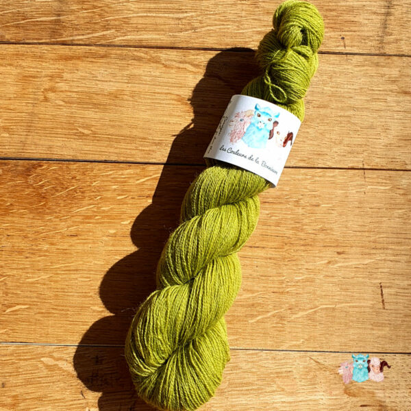 Echeveau de laine dentelle fine de coloris vert jaune, teinture naturelle, fabriqué en france, couleurs bonnieure