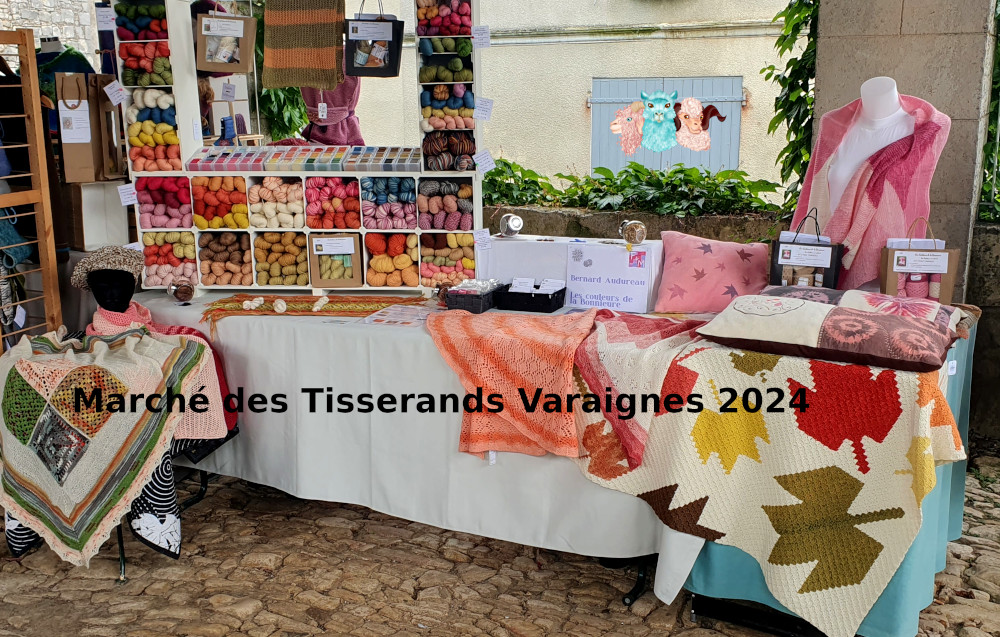 Stand marché des tisserands à Varaignes, présentations de laine artisanale, châle, étoles et coussins.