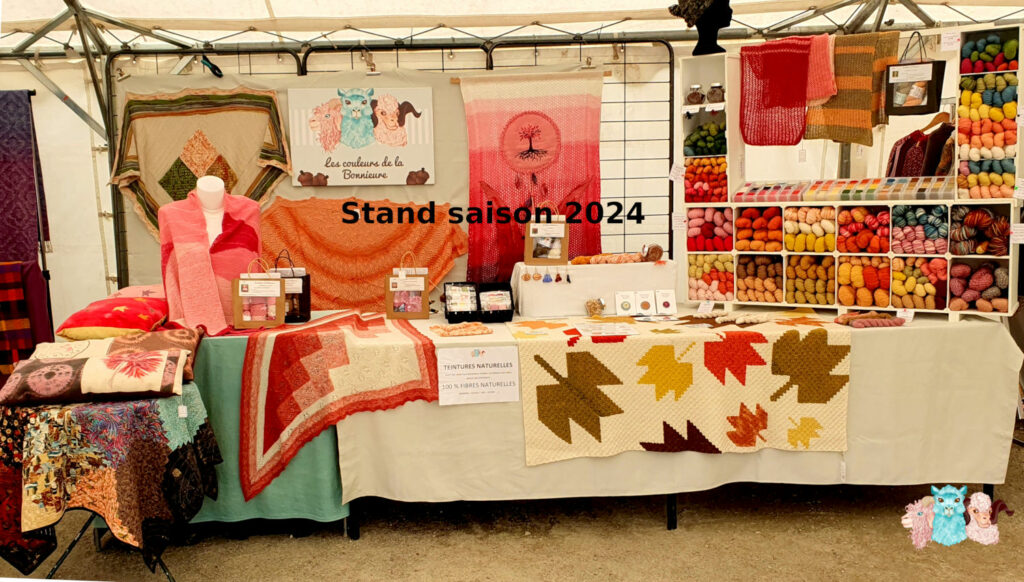 Stand marché Détissage 2024 à St Thélo, présentations de laine artisanale, châle, étoles et coussins.