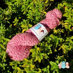 Echeveau de laine chinée violette, sur fond de feuilles vert, fabrication française