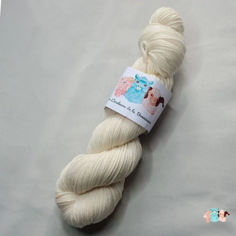 Echeveau de laine mérinos naturelle écru sur un fond gris.