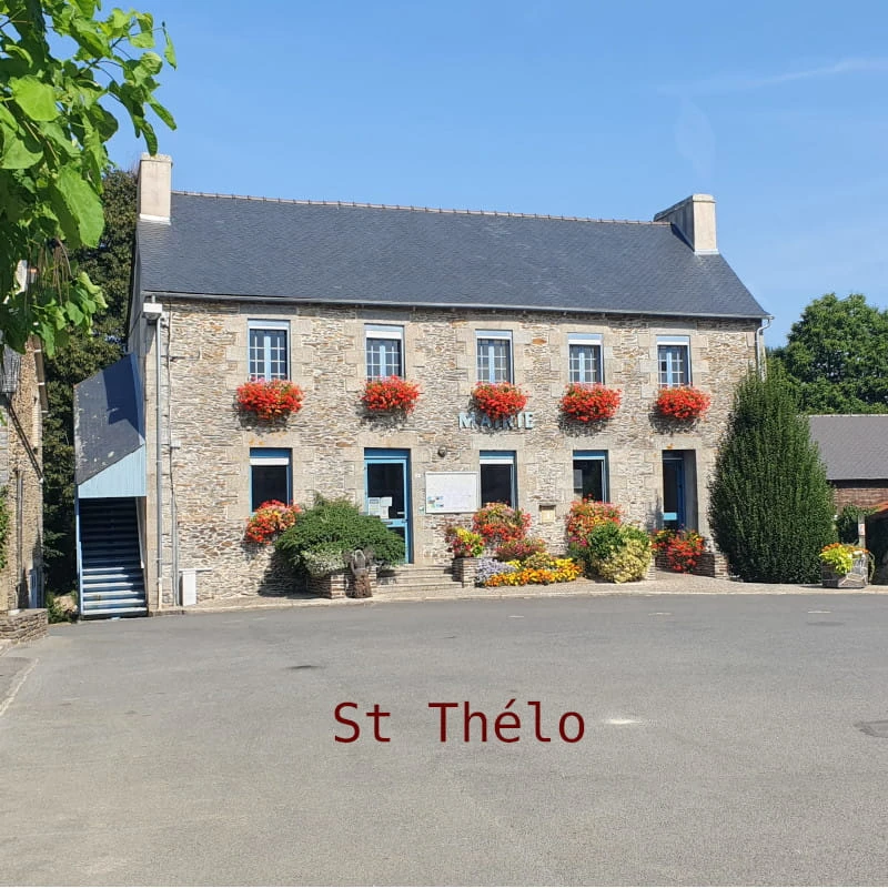 Mairie centre de St Thélo avec des balcons fleuris