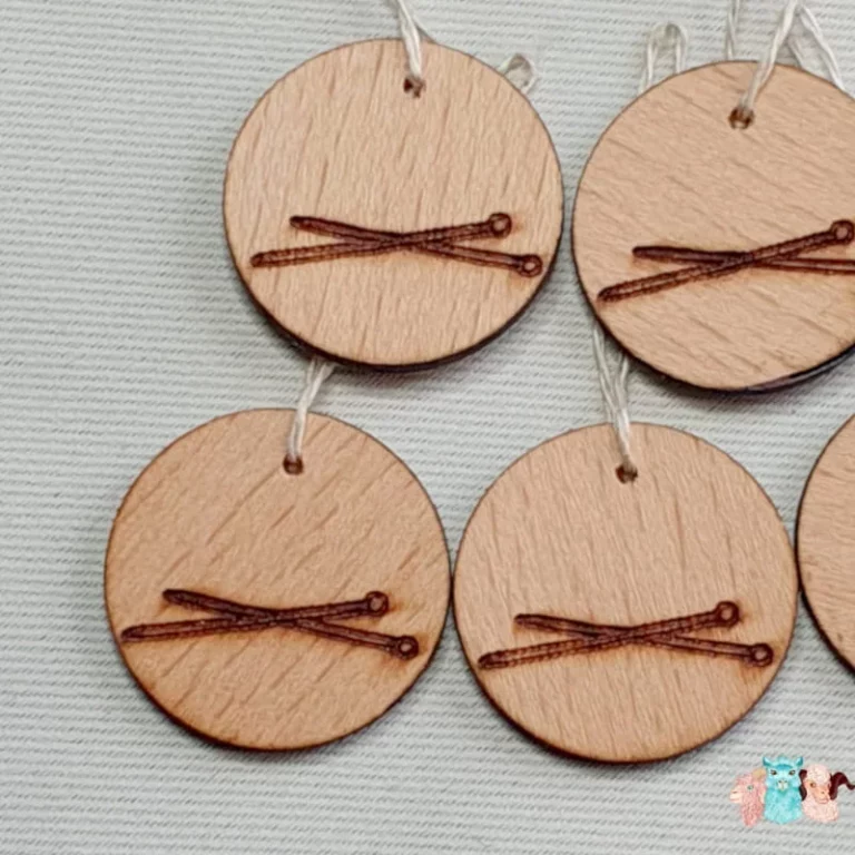 Détails marqueur de maille en bois avec aiguilles gravée pour repérer des mailles de tricot.