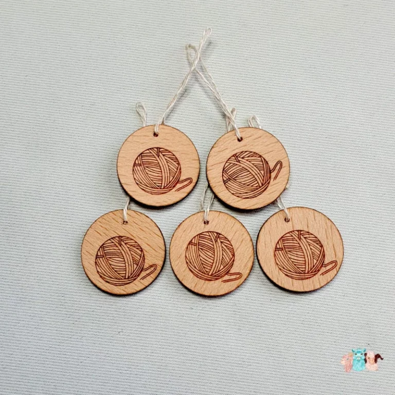 Lot de marqueur de maille en bois avec pelote gravée pour repérer des mailles de tricot.